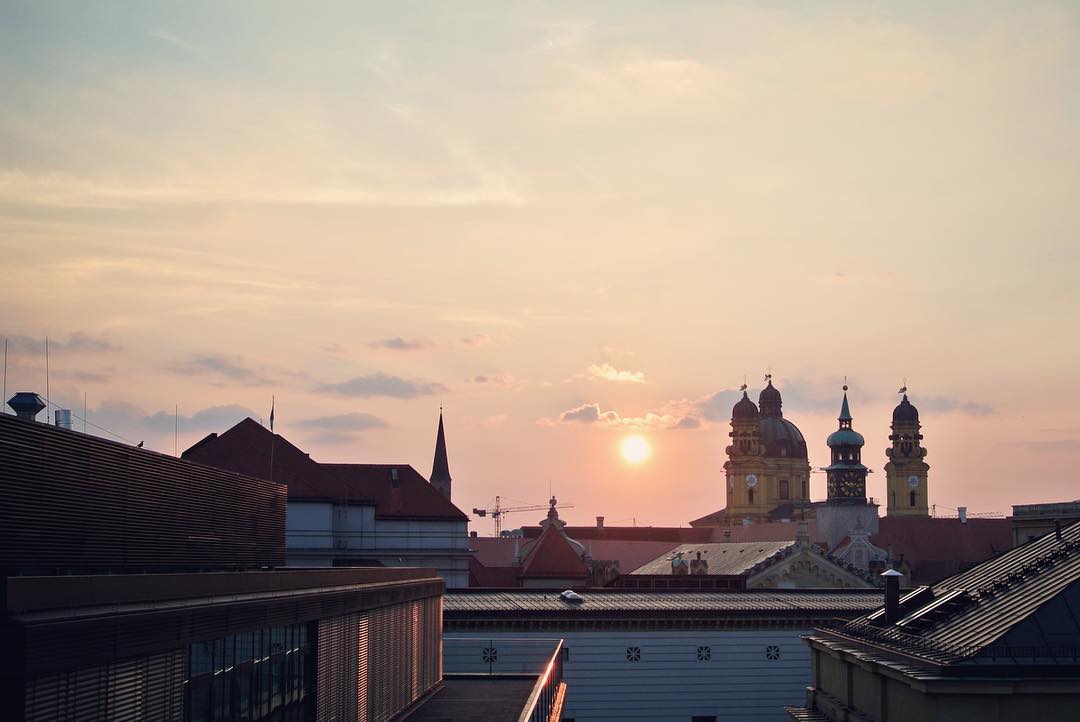 Vanessa Rallonza: Serene Sunset Over Munich Skyline