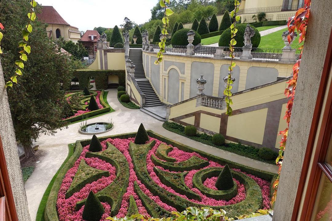 Vanessa Rallonza's Flower-Filled Paradise: Unmatched Landscape Design 🌺❤️