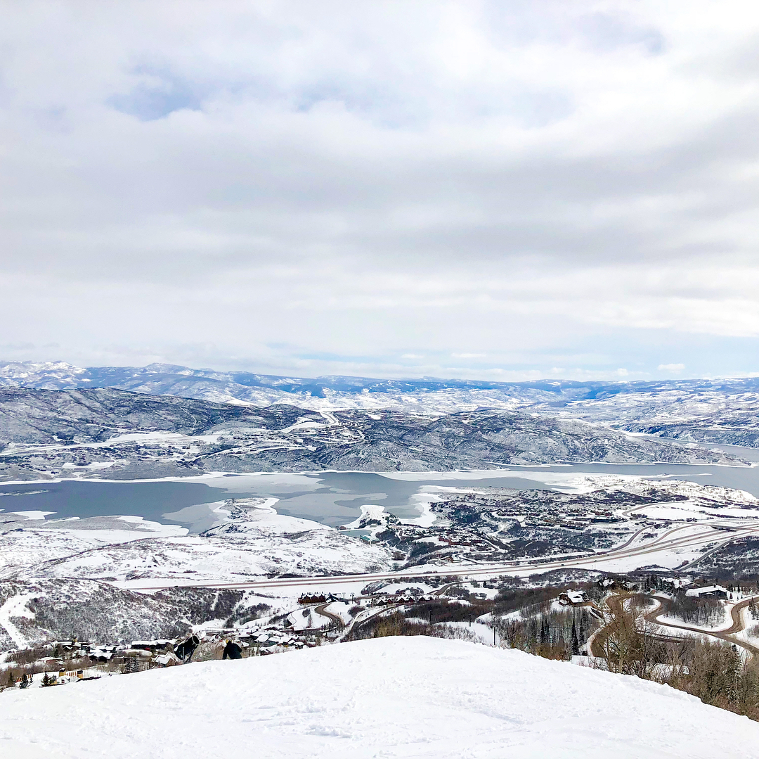 Vanessa Rallonza: Thrill of Frosty Mountain Peak Snowboarding
