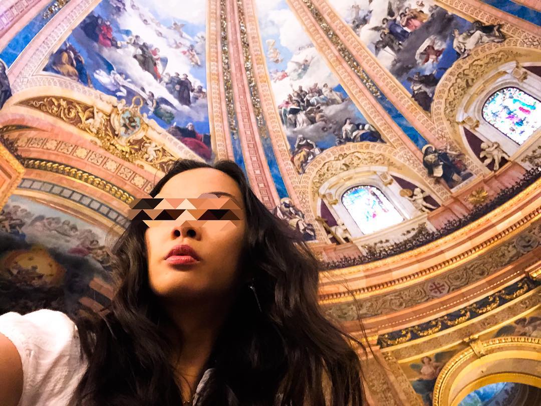 Vanessa Rallonza - Stylish Woman Before Vibrant Backdrop