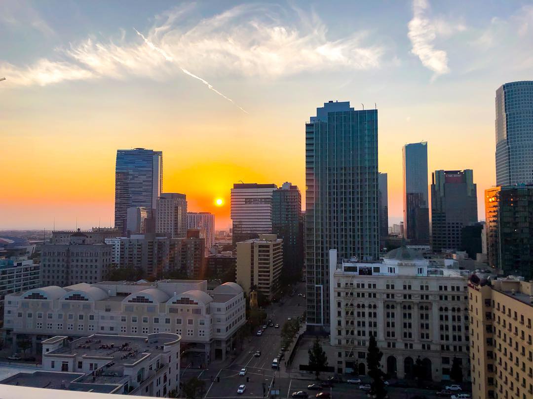 Vanessa Rallonza: Golden Hour City Skyline Glow #CitySunset