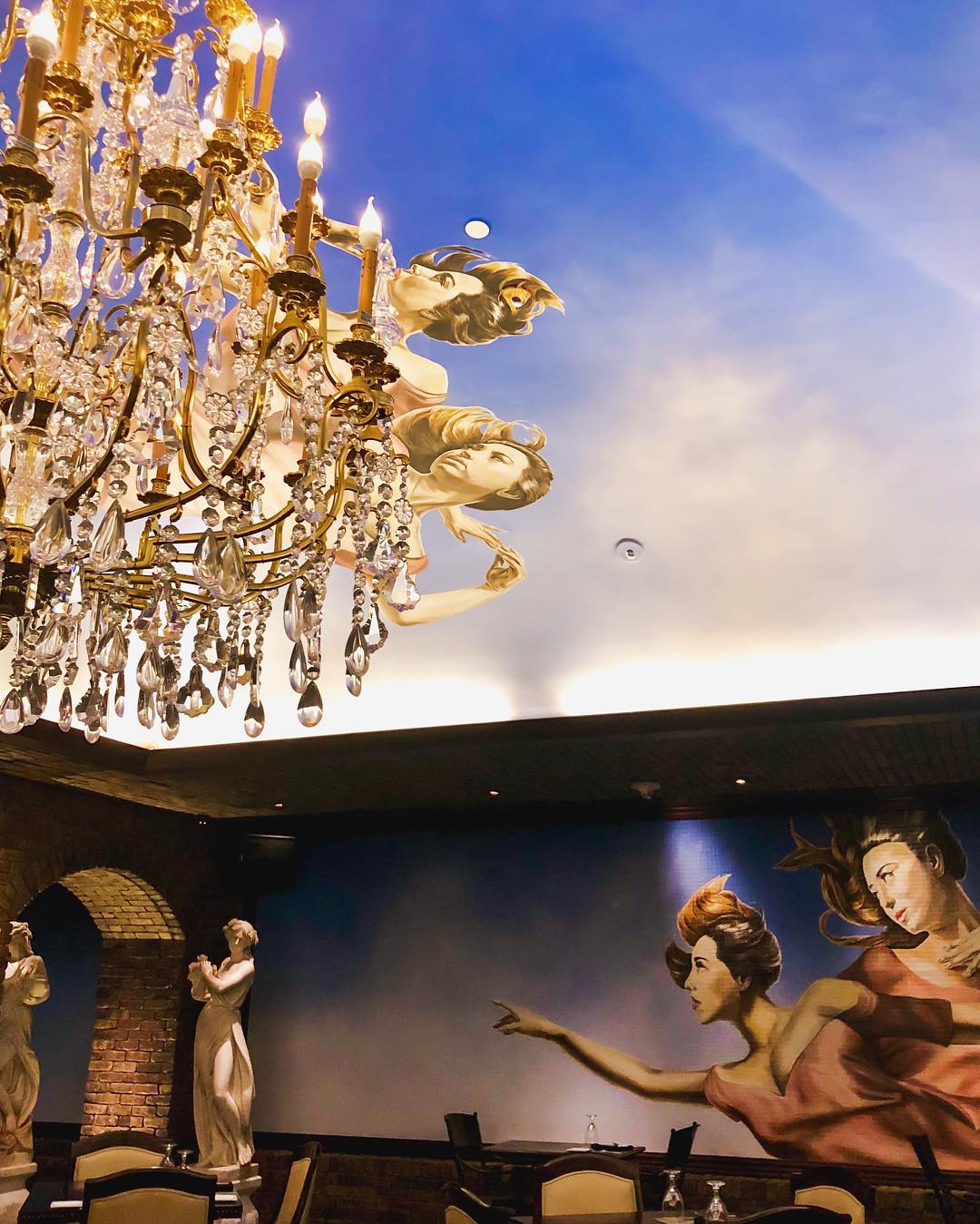 Vanessa Rallonza: Luxurious Chandelier's Dance of Light