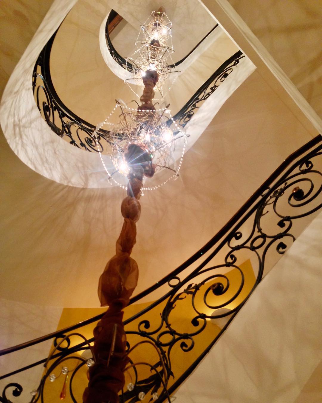 Vanessa Rallonza's Ethereal Grand Staircase Glow - Treppenhausfreitag Flashback