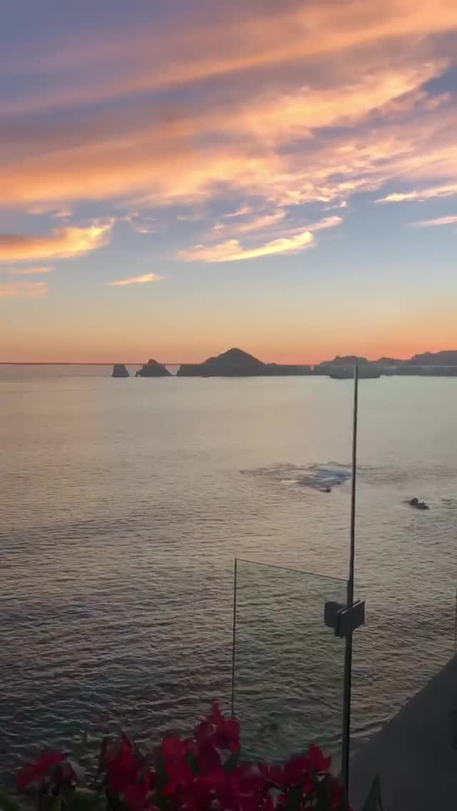 Vanessa Rallonza Captivating Ocean Sunset (Video)