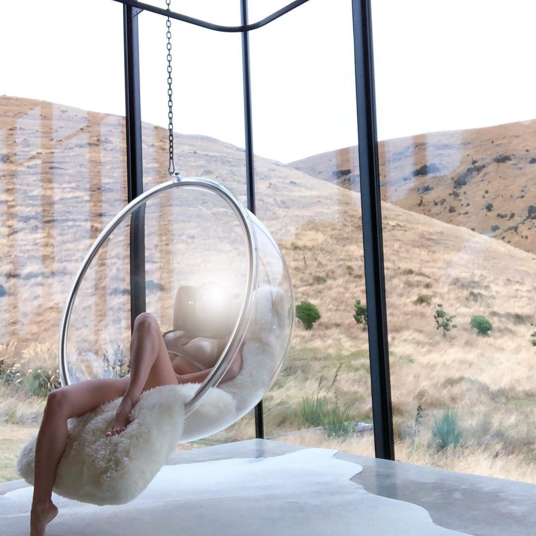 Vanessa Rallonza: Graceful Bathtub Serenade at Sun-Kissed Window