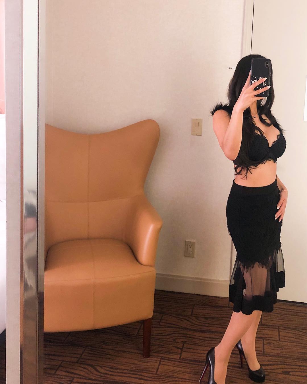 Vanessa Rallonza: Chic Casual Dress-Up Tease