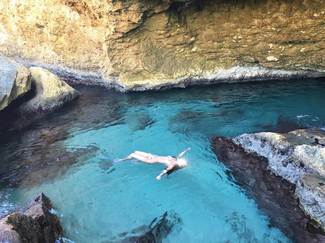 Vanessa Rallonza: Stunning Dive at Aruba's Blue Hole