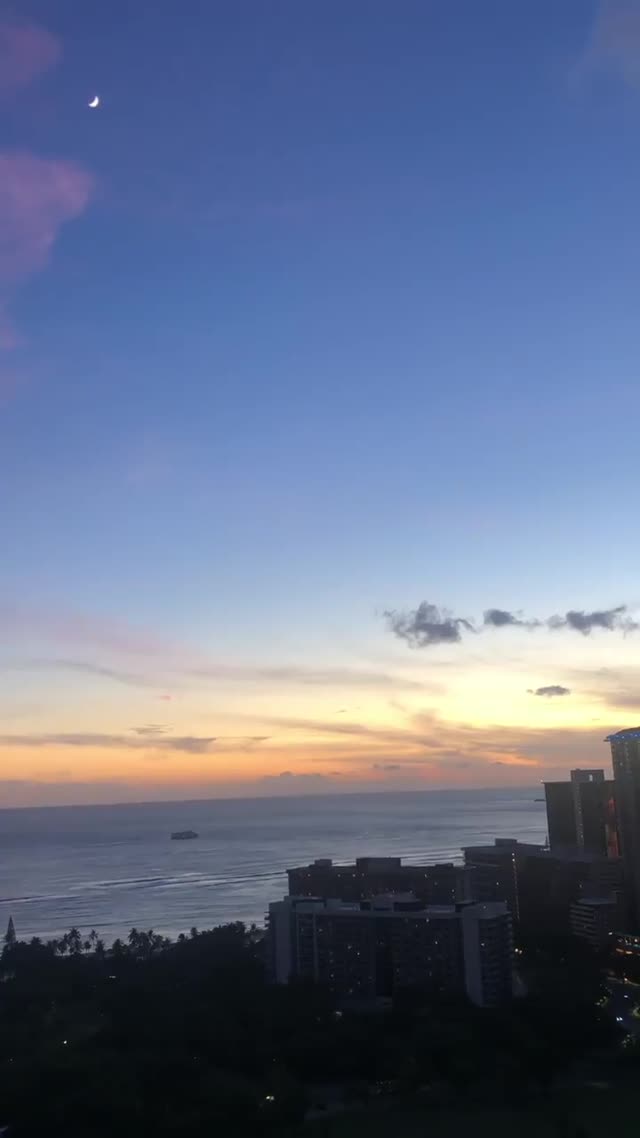 Vanessa Rallonza Enchanting Ocean Sunsets (Video)