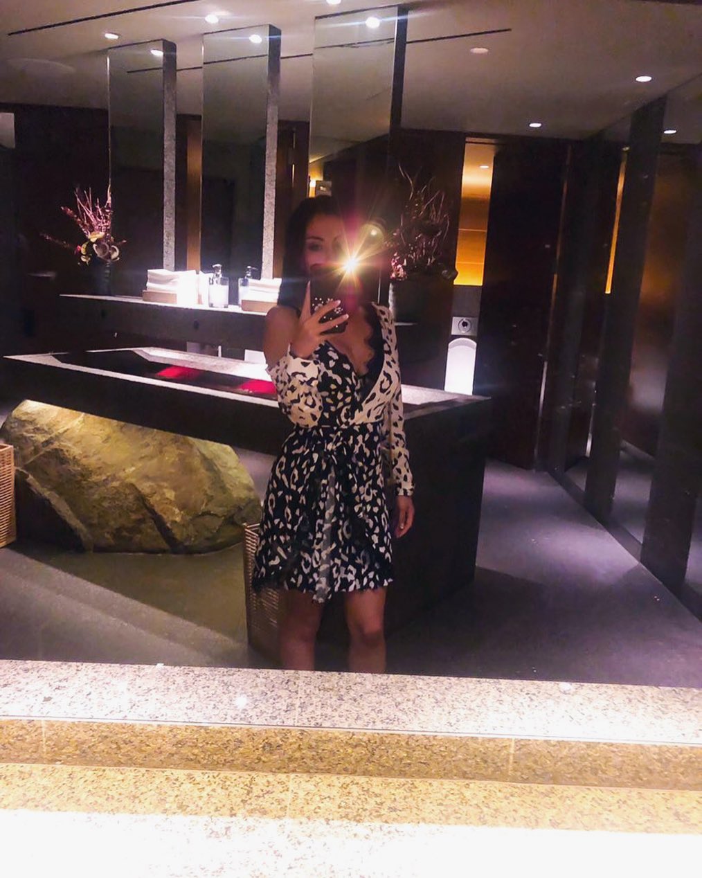 Vanessa Rallonza: Bathroom Glam Selfie Love