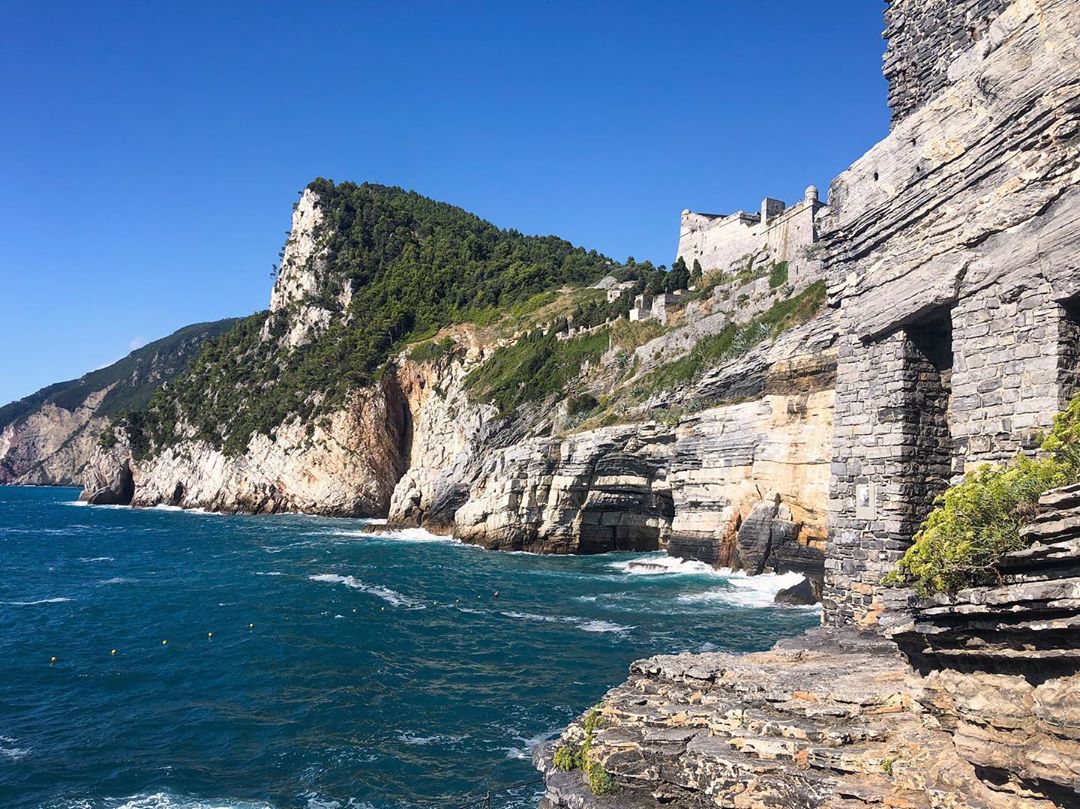 Vanessa Rallonza: Majestic Bay of Islands Cliffscape