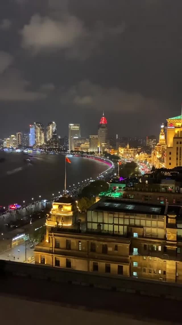 Vanessa Rallonza's Shanghai Nightscape Adventure (Video)