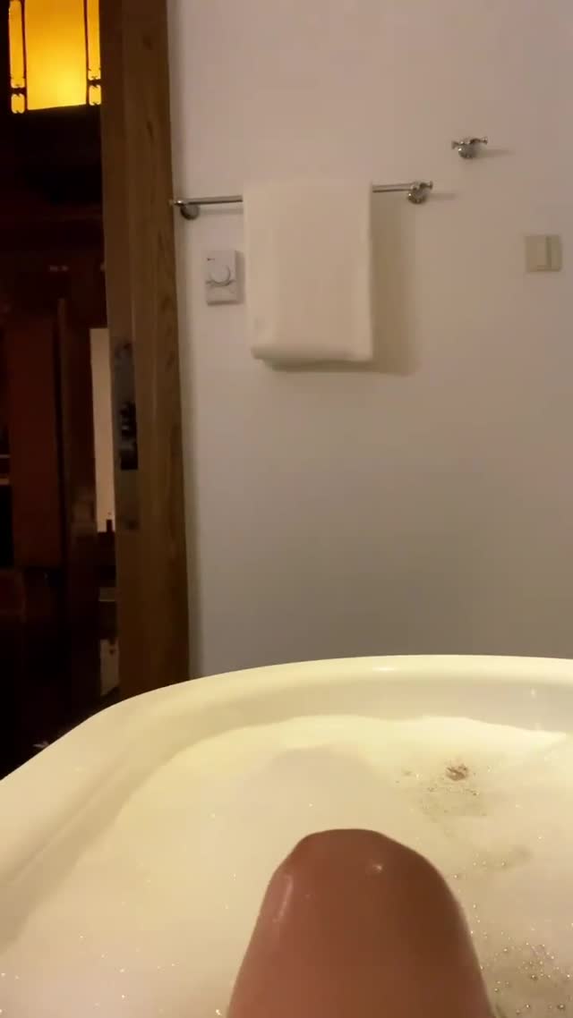 Vanessa Rallonza Serene Bathtub Retreat (Video)