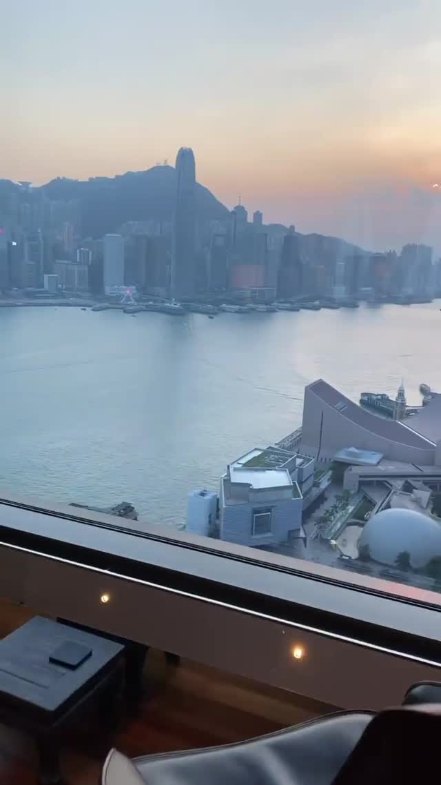 Vanessa Rallonza Urban Serenity Skyline Sunset (Video)