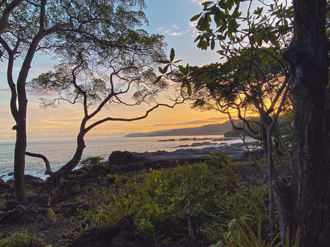 Vanessa Rallonza: Tranquil Sunset Vista at Beach's Edge