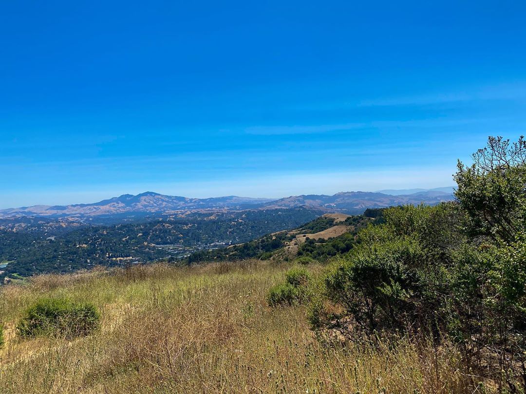 Vanessa Rallonza: Majestic Mountain Vistas on Serene Landscapes