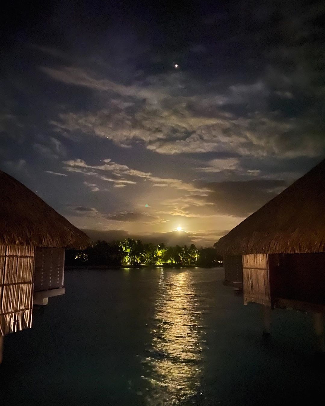 Vanessa Rallonza: Mesmerizing Moon Reflection at Twilight