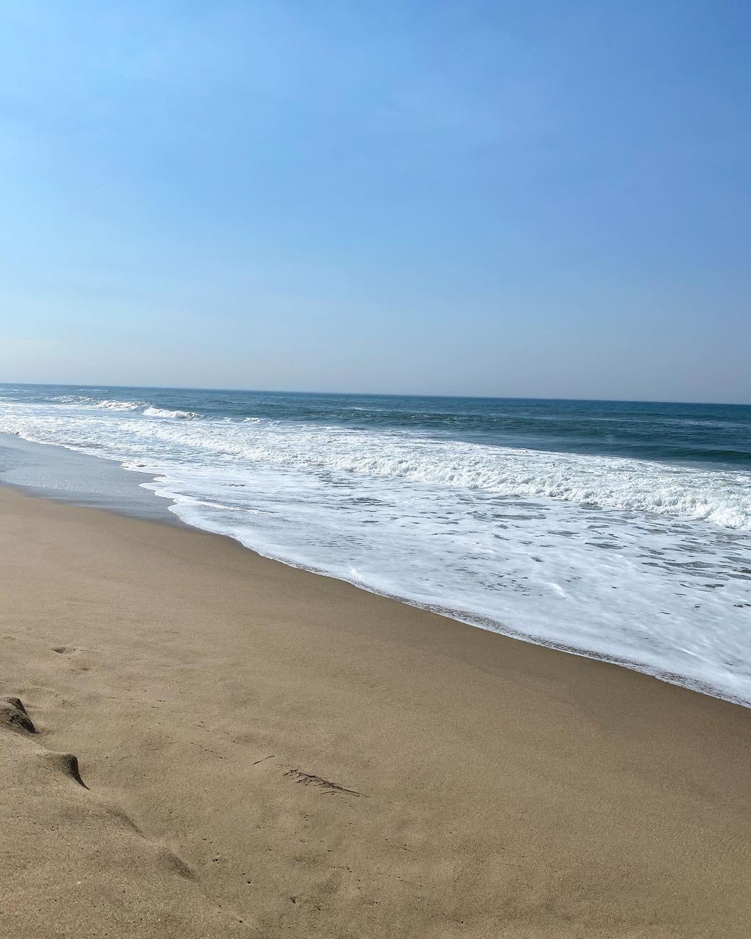 Vanessa Rallonza: Mesmerizing Turquoise Seascape Under Sun-Kissed Sky
