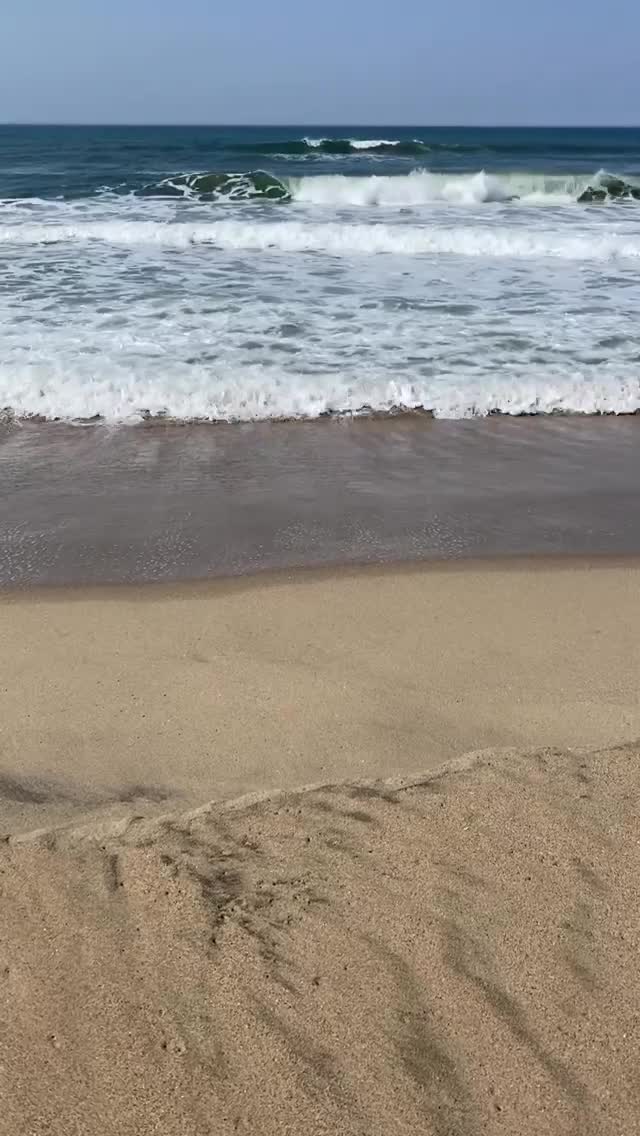 Vanessa Rallonza Serene Beach Stroll (Video)
