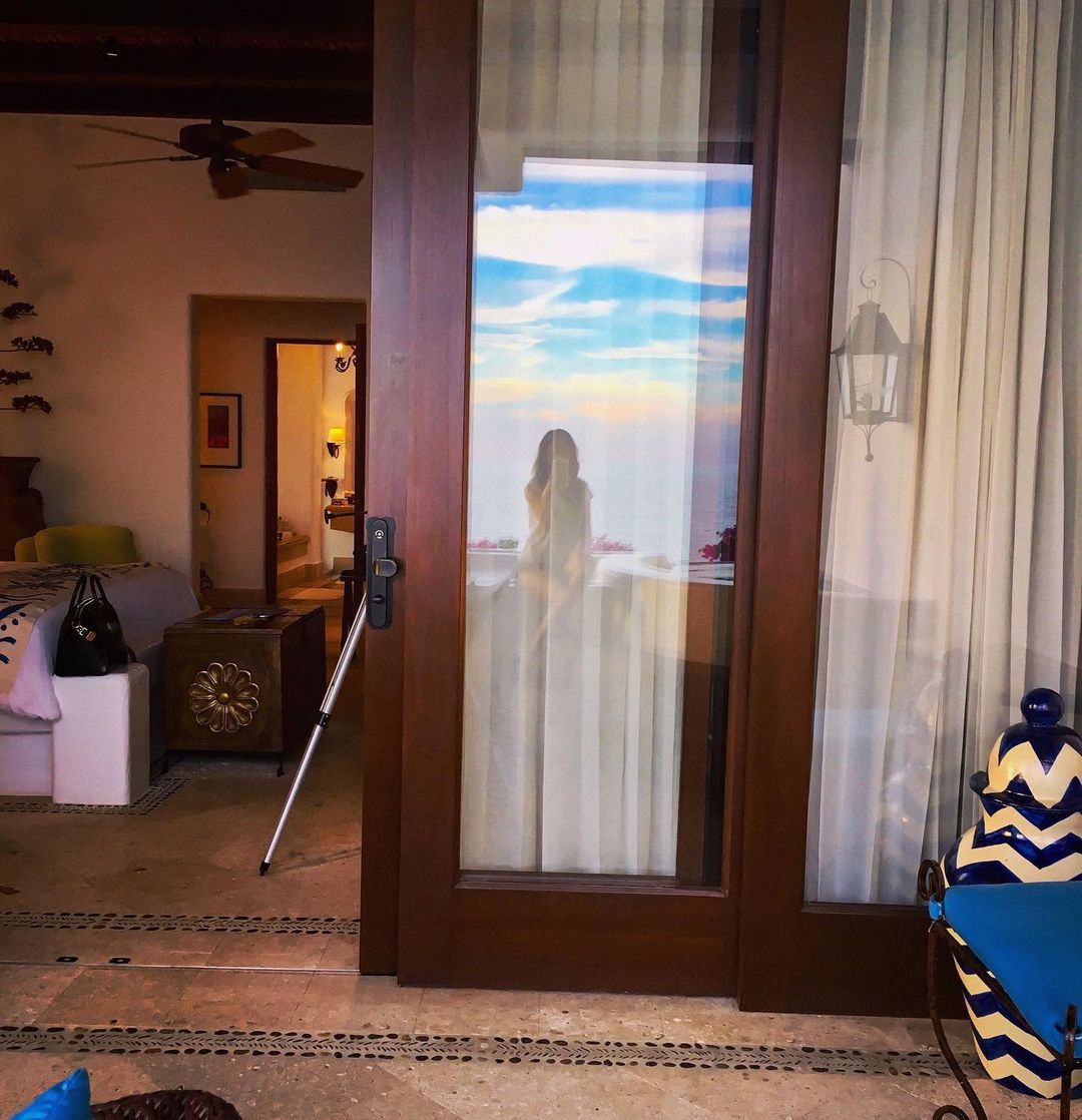 Vanessa Rallonza's Enigmatic Solitaire in Atmospheric Chamber