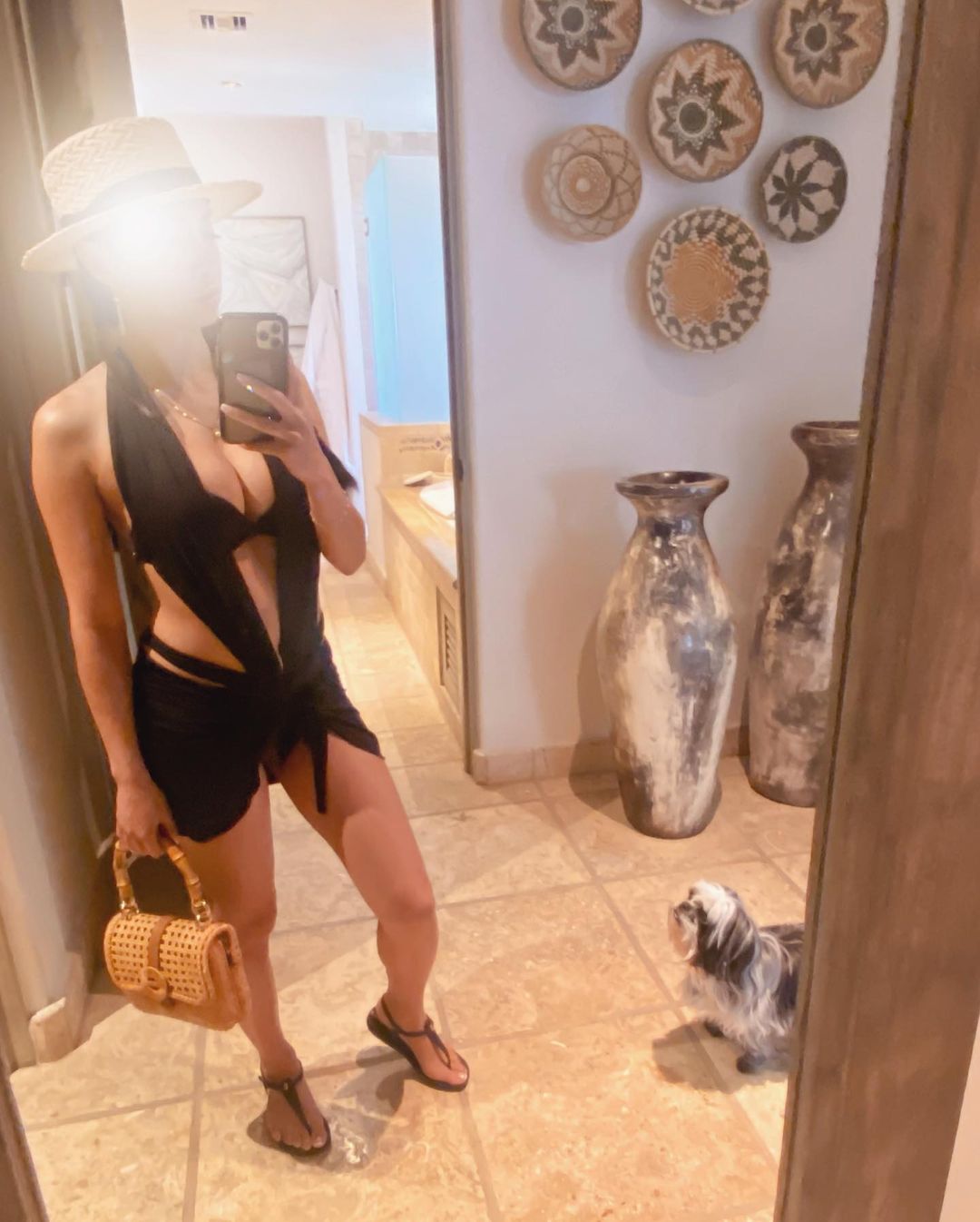 Vanessa Rallonza's Chic Selfie Moment in Black Attire